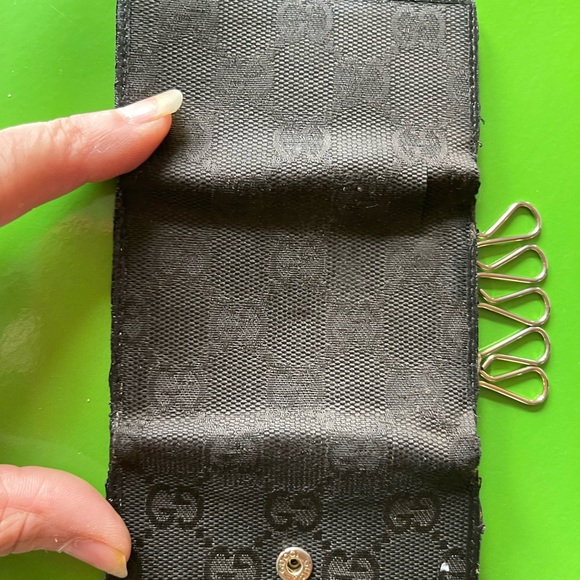 Bundle of pre loved 2 LV, 1 Gucci and 1 Cartier compact coin wallet. - Picture 11 of 12